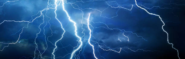 閃電在夏天風暴期間 - 叉狀閃電 個照片及圖片檔
