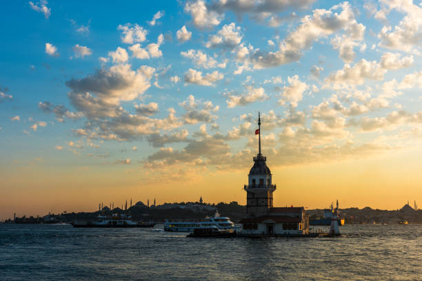 tour de léandre avec ciel coucher de soleil à istanbul, en turquie (kiz kulesi - uskudar) - istanbul üsküdar maidens tower tower photos et images de collection