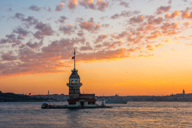 tour de léandre avec ciel coucher de soleil à istanbul, en turquie (kiz kulesi - uskudar) - istanbul üsküdar maidens tower tower photos et images de collection