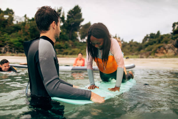 научиться серфингу - floating on water water women wet стоковые фото и изображения