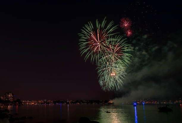 красочные вспышки ночных фейерверков над океаном с плавучими яхтами - english bay flash стоковые фото и изображени�я