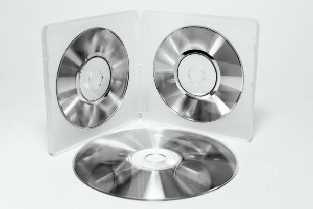 корпус для мини-компакт-дисков. внутренние лотки двусторонний полупрозрачный пластиковый ящик с радужными дисками на клипы и стек различн� - cd dvd disk lock стоковые фото и изображения