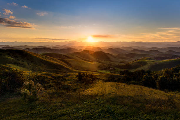 coucher de soleil dans les montagnes de la serra da beleza, entre rio de janeiro et minas gerais etats - chaîne de montagnes photos et images de collection