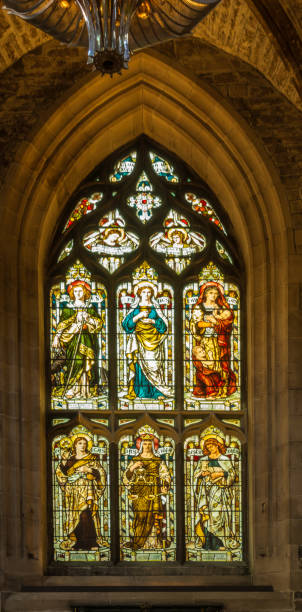poplamione okno, sześciu świętych, w katedrze st giles, edynburg, szkocja, wielka brytania. - caritas zdjęcia i obrazy z banku zdjęć