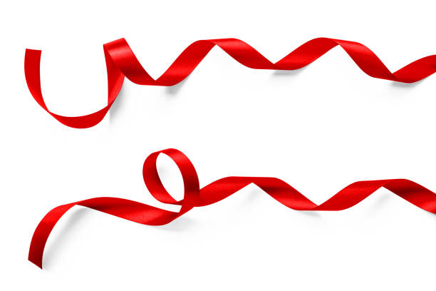 nastro di raso rosso colore riccio fiocco isolato su sfondo bianco con percorso di ritaglio per l'elemento decorazione del design del biglietto d'auguri natalizio - silk textile red hanging foto e immagini stock