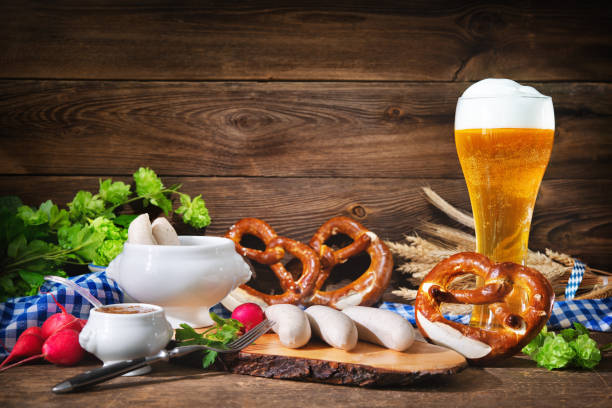 баварские колбаски с кренделями, сладкой горчицей и пивом - munich beer garden veal sausage upper bavaria стоковые фото и изображения