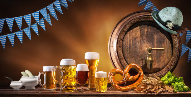 пивная бочка октоберфест и пивные бокалы - munich beer garden veal sausage upper bavaria стоковые фото и изображения