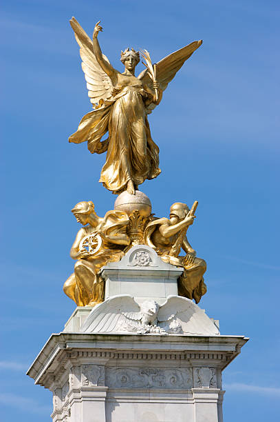 ニケ（勝利の女神の像からバ�ッキンガム宮殿） - roman goddess ストックフォトと画像