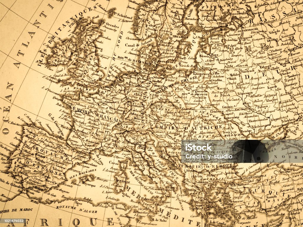 Với bản đồ cũ Châu Âu, bạn sẽ được trở về quá khứ để khám phá lịch sử phong phú của châu lục này. Những chi tiết tỉ mỉ và hoa văn tinh xảo sẽ làm bạn phải say mê.