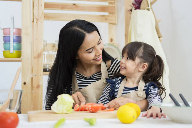 matka i dziecko zrobić obiad razem w domu, szczęśliwa koncepcja rodziny - domestic life mother baby multi ethnic group zdjęcia i obrazy z banku zdjęć