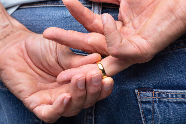 man's hand with gold ring - infidelidade imagens e fotografias de stock