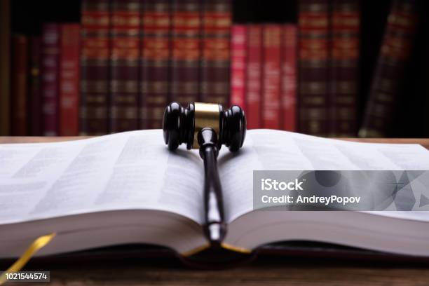 Libro Open Law E Mazza - Fotografie stock e altre immagini di Legge - Legge, Testo, Sistema legale