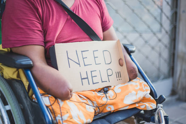 hombre sin hogar que canta "help me" - assistance help me distraught fotografías e imágenes de stock