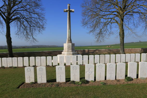 cross of sacrifice - flanders war grave war memorial stock-fotos und bilder