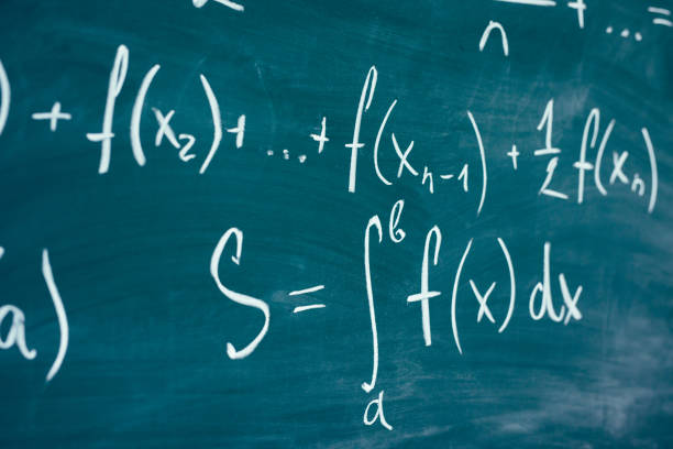 数学関数のインテグラ数式が黒板にチョークで書かれました。 - 関数 ストックフォトと画像
