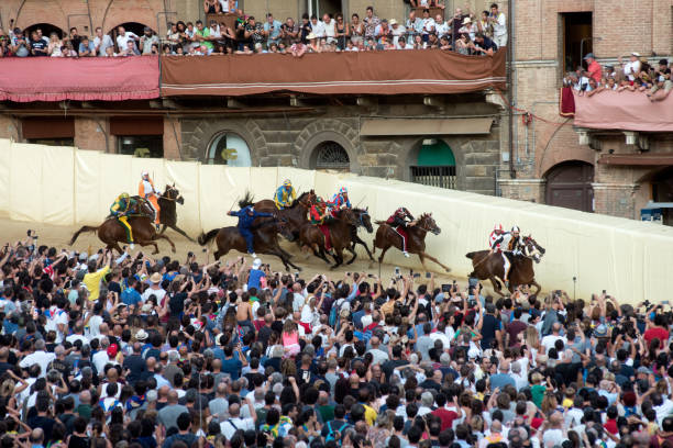 palio di siena, 유명한 경마 - palio horse italy jockey 뉴스 사진 이미지