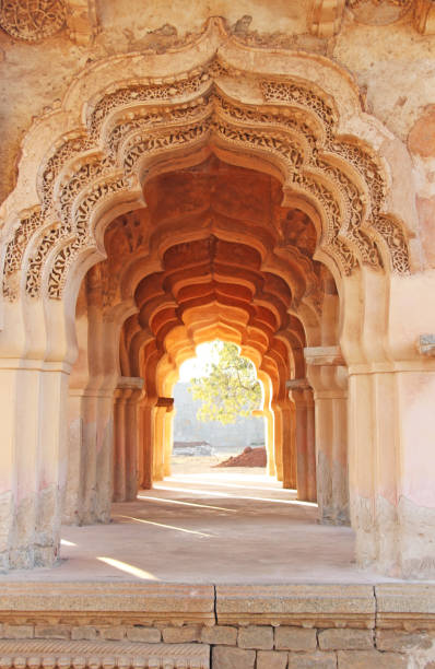ロータス ハンピ、カルナータカ州、インドのタージマハル寺院。美しいは、石のアーチと日没に刻まれています。ゴア州の人気のある観光ルート。美しいヒンドゥー教寺院 - royal enclosure ストックフォトと画像
