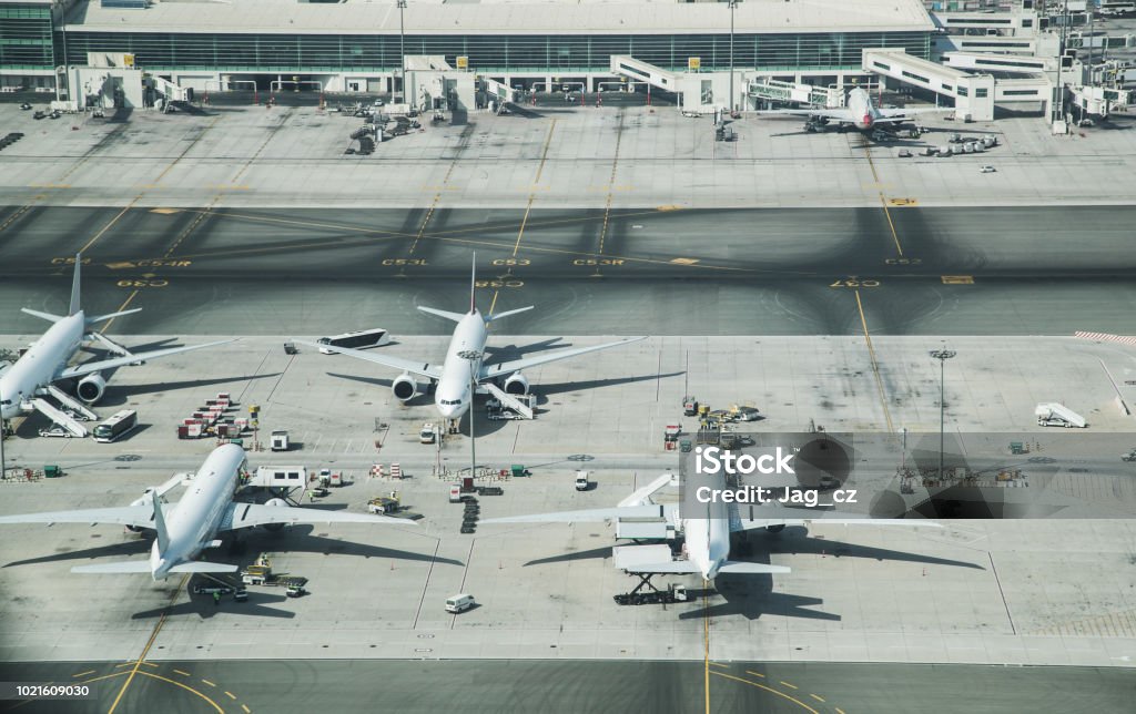 Vista aérea de aviones estacionados en la terminal del aeropuerto. - Foto de stock de Aeropuerto libre de derechos