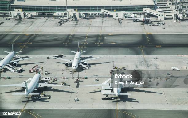 Vista Aérea De Aviones Estacionados En La Terminal Del Aeropuerto Foto de stock y más banco de imágenes de Aeropuerto