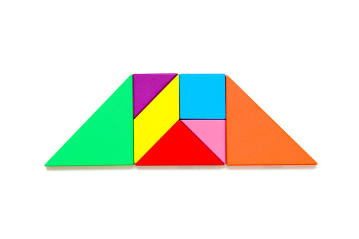 Rompecabezas de tangram madera de color en forma trapezoidal sobre fondo blanco photo