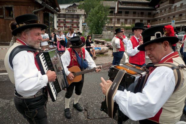 canazei, musica tradizionale delle dolomiti - trad climbing immagine foto e immagini stock