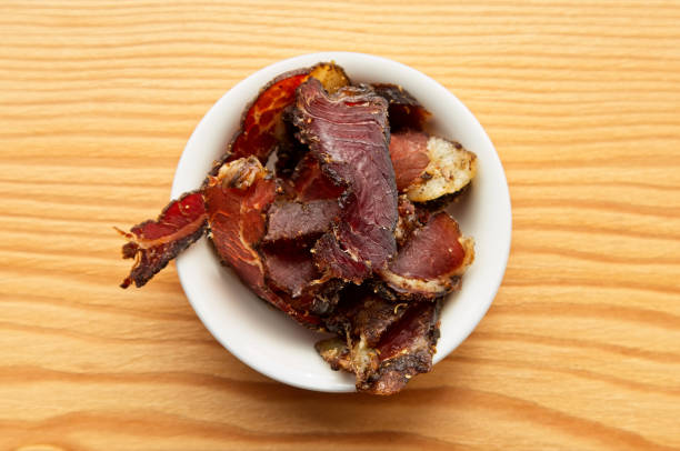 biltong (carne seca) en una tabla de madera, esto es un bocado de comida tradicional que puede encontrarse en áfrica del sur. - flag south african flag south africa national flag fotografías e imágenes de stock