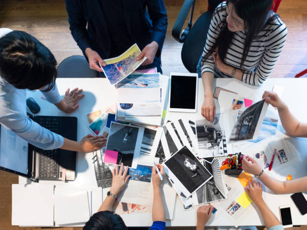magazine editors op het werk. - kantoor fotos stockfoto's en -beelden
