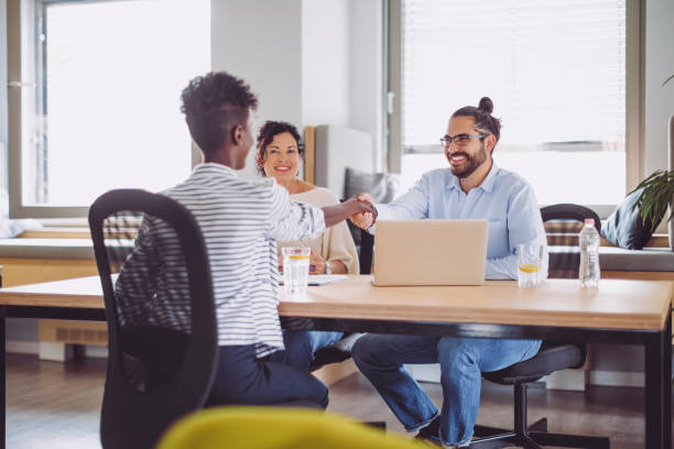 candidato está teniendo una conversación en una entrevista de trabajo - technology personal accessory hightech business fotografías e imágenes de stock