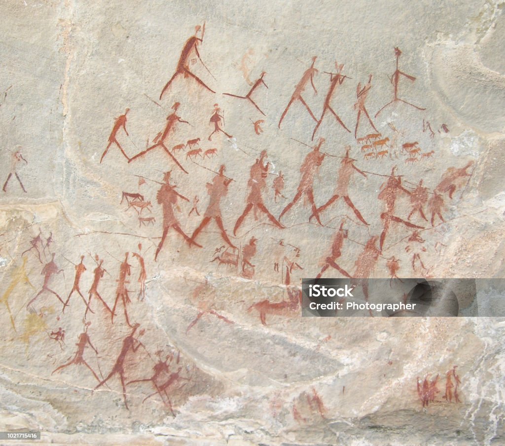 Massen-Figuren Wandern mit Tieren - Lizenzfrei Höhlenmalerei Stock-Foto