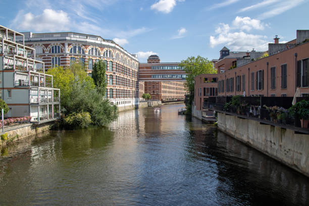 picture from the river elster in the scene district leipzig schleussig with beautiful lofts in old industrie buildings - industrie imagens e fotografias de stock