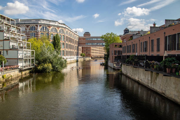 picture from the river elster in the scene district leipzig schleussig with beautiful lofts in old industrie buildings - industrie imagens e fotografias de stock