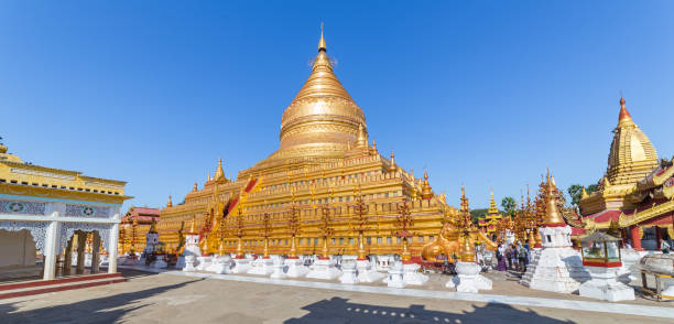 pagoda de shwezigon paya, en bagan myanmar - pagoda bagan tourism paya fotografías e imágenes de stock