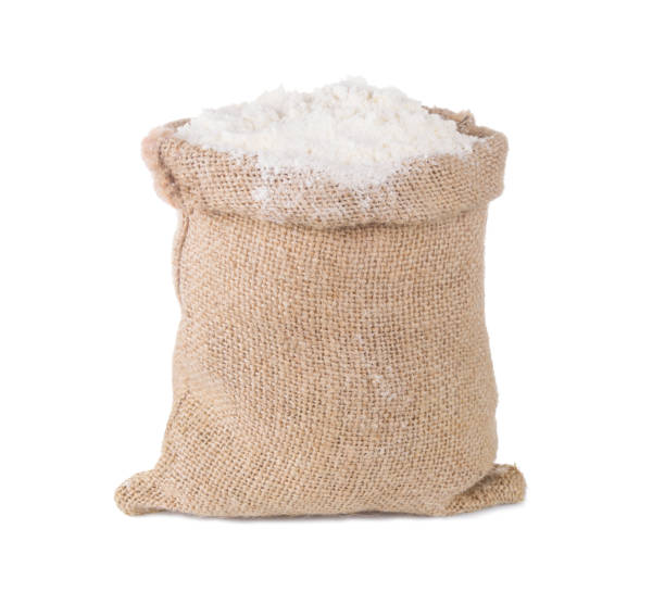 farine de blé en toile de jute sac sac isolé sur fond blanc - sac de jute photos et images de collection