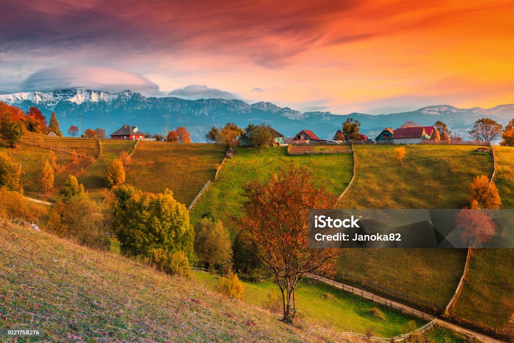 Otoño paisaje rural alpino cerca de Brasov, pueblo de Magura, Transilvania, Rumania - Foto de stock de Rumanía libre de derechos