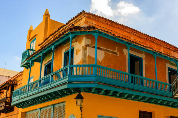 старое колониальное желто-синее здание рядом с отелем ambos mundos в гаване, куба. - ambos стоковые фото и изображения