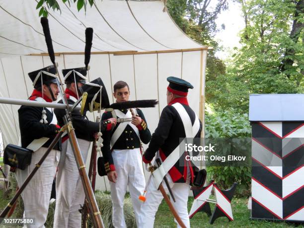 Francés De Granaderos Del Ejército De Napoleón Del Siglo Xix Reconstrucción De La Guerras Napoleónicas Foto de stock y más banco de imágenes de Adulto