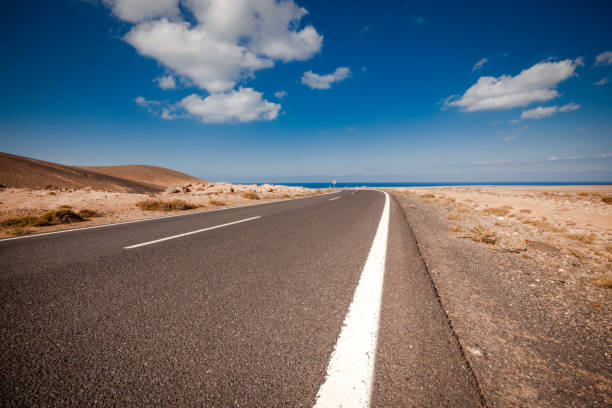 la voie du progrès, fuerteventura, îles canaries, espagne - road the way forward panoramic scenics photos et images de collection