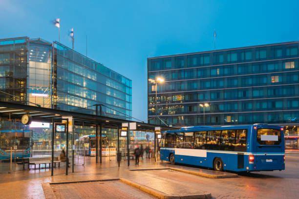 helsinki, finlandia. autobús es en la parada en la plaza de tren de helsinki. plaza sirve como estación de autobuses secundaria de helsinki y principal centro de kamppi estación de autobuses - estación de autobús fotografías e imágenes de stock