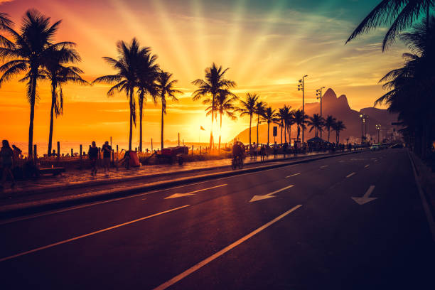 イパネマのビーチと太陽光線、リオ ・ デ ・ ジャネイロのすばらしい夕日 - rio de janeiro brazil landscape urban scene ストックフォトと画像