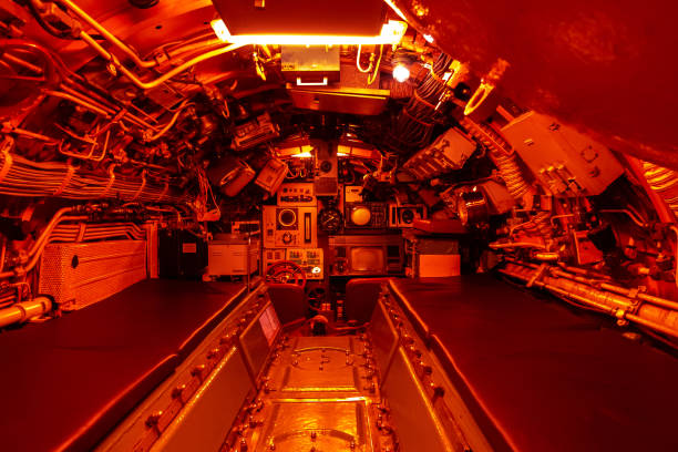 intérieur du combat sous-marin compartiment avec les appareils de contrôle - submarine navy usa military photos et images de collection