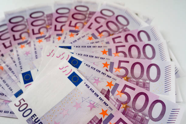 five hundred euros banknotes - five hundred euro banknote imagens e fotografias de stock