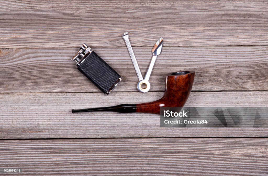 Vista Dallalto Degli Accessori Per Fumatori Di Pipa E Pipa Su Sfondo Di  Legno - Fotografie stock e altre immagini di Accendino - iStock