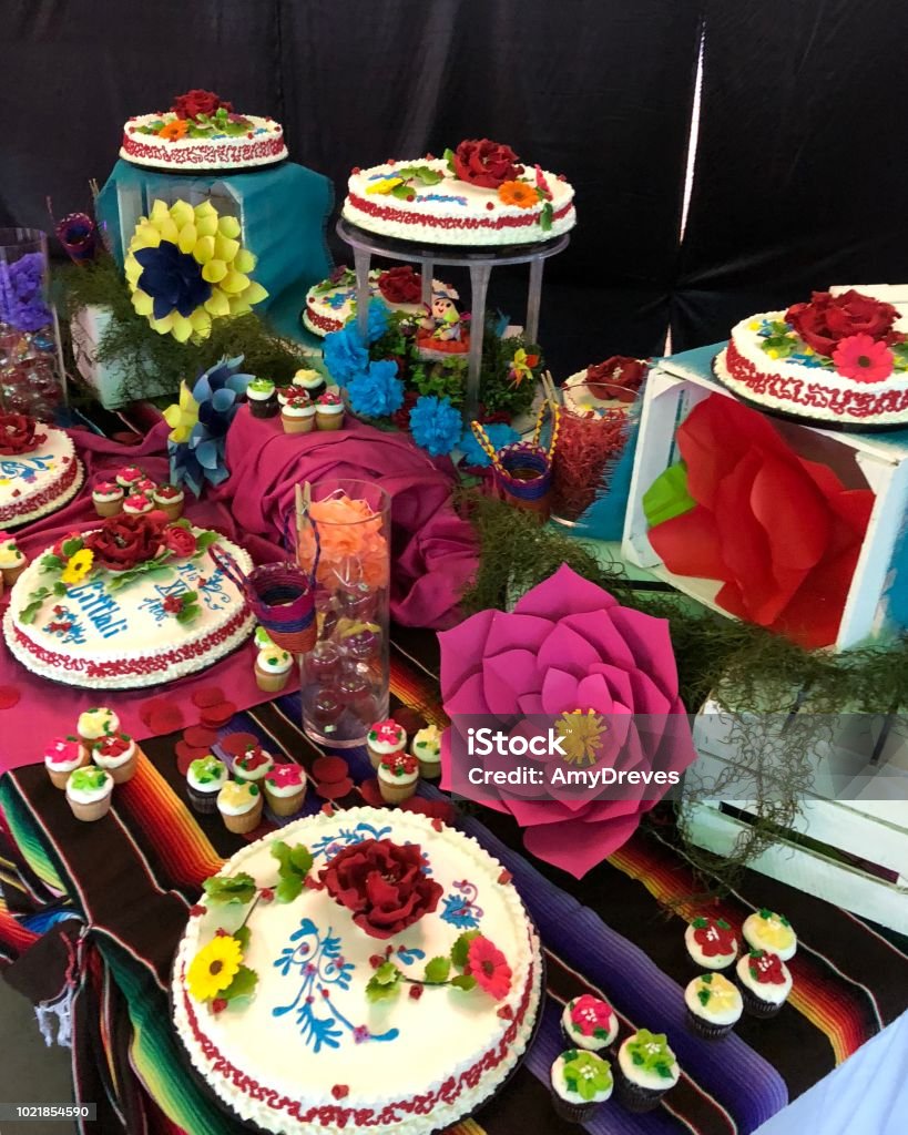 Quinceanera Cake Confectionaries And Decorations Stock Photo - Download  Image Now - Quinceanera, Mexican Culture, Cupcake - iStock