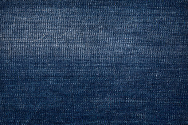 texture in denim grattugiato scuro come sfondo. primo piano - denim foto e immagini stock