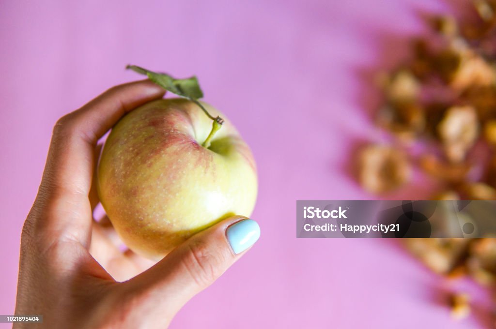 Apfel in der hand - Lizenzfrei Abnehmen Stock-Foto
