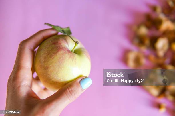 Apfel In Der Hand Stockfoto und mehr Bilder von Abnehmen - Abnehmen, Apfel, Ausgedörrt