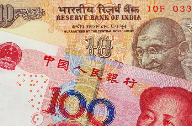 china 100 yuan-banknote mit 10 indische rupie - 10 yuan note stock-fotos und bilder
