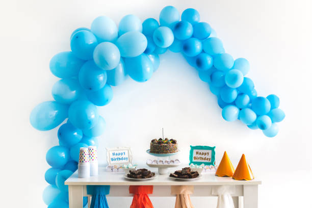 decoración de fiesta de cumpleaños de niños y pastel - globo decoración fotografías e imágenes de stock