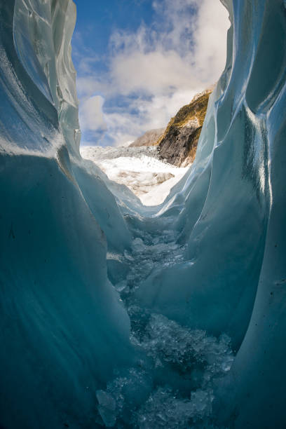 눈과 얼음에 장엄한 빙하는 산에 하이킹 - ice new zealand cave adventure 뉴스 사진 이미지