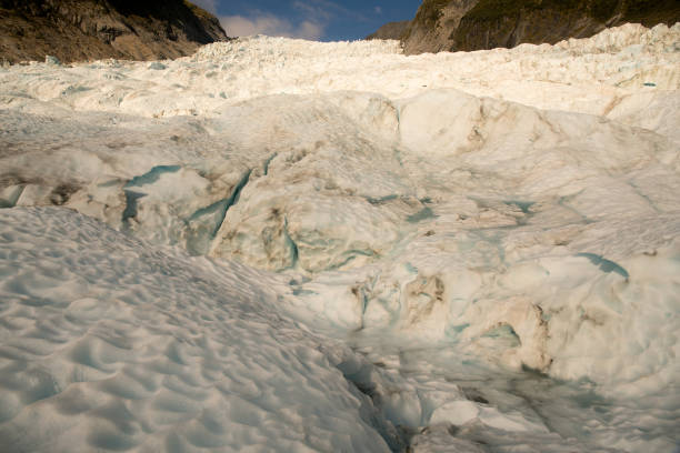 눈과 얼음에 장엄한 빙하는 산에 하이킹 - ice new zealand cave adventure 뉴스 사진 이미지